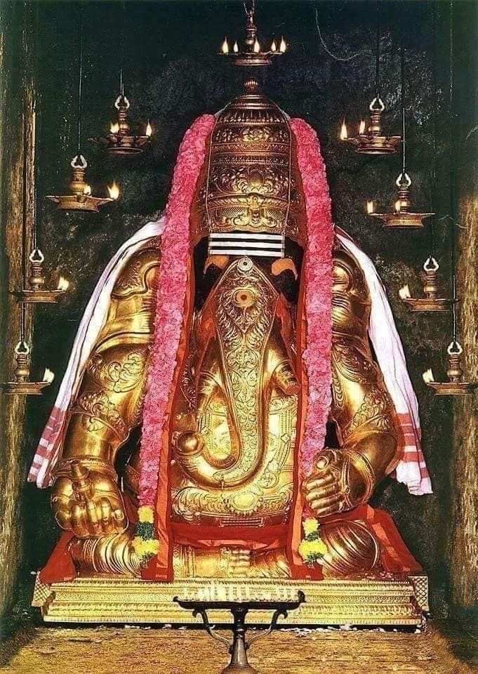 ஸ்ரீ சத்குரு மூலவர் சிலை — தீபாலங்காரத்துடன்